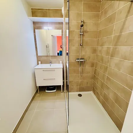 Standing Accès Direct 3min à Pieds,parking Privée, Wifi, Netflix Appartamento