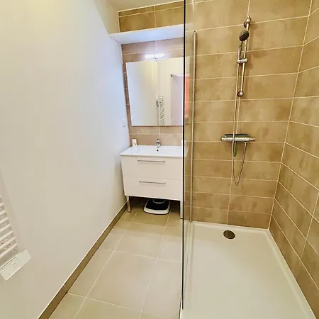 Haut Standing Acces Direct Mer 3Min A Pieds,Parking Privee, Wifi, Netflix Appartement Vias